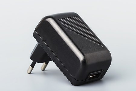 Универсальный адаптер питания XTAR VC4 для USB (2,1 А) - черный